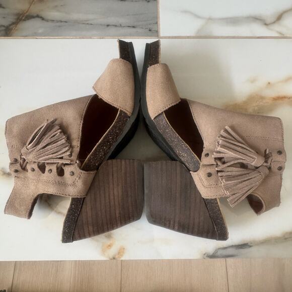 OTBT Women’s Flower Child Comfort Shoe Heeled Sandals Slingback Size 7.5 Tassels - Picture 8 of 14